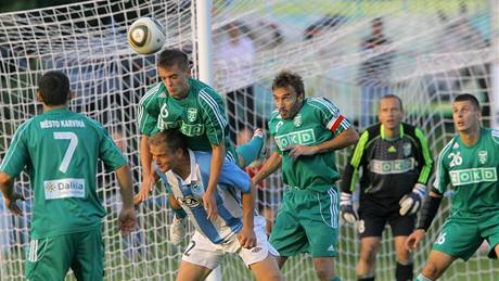 JEDEN PROTI PŘESILE. Pavel Simr ze Sezimova Ústí se v hlavičkovém souboji s JEDEN PROTI PŘESILE. Pavel Simr ze Sezimova Ústí se v hlavičkovém souboji s