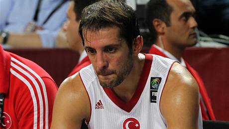 Zranný turecký basketbalista Kerem Tunceri v osmifinále mistrovství svta.