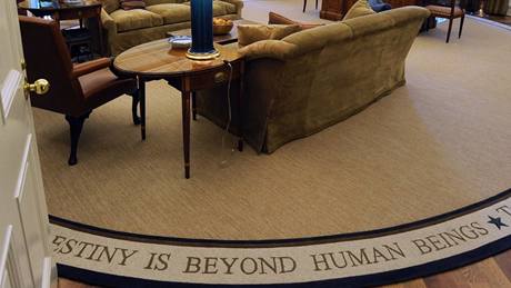 NOvý koberec v Oválné pracovn zdobí krom citátu Martina L. Kinga i slova JFK (1. záí 2010)