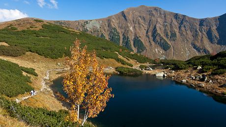 Pohled na Horné Roháske pleso, v pozadí Volovec