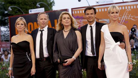 Benátky 2010 - režisér Francois Ozon (druhý zprava) s výpravou Benátky 2010 - režisér Francois Ozon (druhý zprava) s výpravou