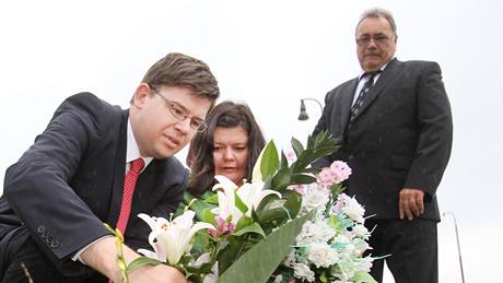 Ministr spravedlnosti Jiří Pospíšil, ředitelka ZŠ Kmetiněves Pavla Havlová a starosta Kmetiněvsi Luděk Kvapil položili květiny k pietnímu místu zavražděné Báry. Ministr spravedlnosti Jiří Pospíšil, ředitelka ZŠ Kmetiněves Pavla Havlová a starosta Kmetiněvsi Luděk Kvapil položili květiny k pietnímu místu zavražděné Báry.