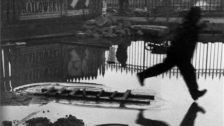Slavná momentka pořízená za pařížským nádražím Saint-Lazare. (1932) Slavná momentka pořízená za pařížským nádražím Saint-Lazare. (1932)