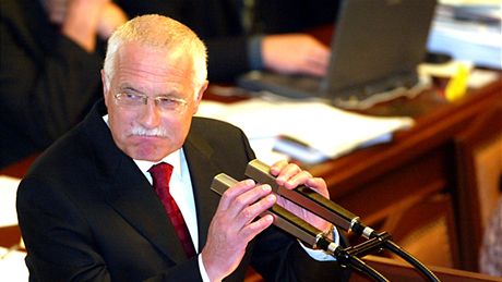 Prezident Václav Klaus hovoí 16. íjna 2003 k Poslanecké snmovn. Za svj projev si vyslouil boulivý potlesk, zákonodárci vládních stran vak jeho slovm píli netleskali.