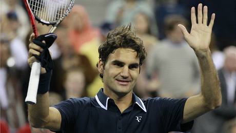 AHOJ KLUCI. výcar Federer zdraví diváky po vítzném utkání tvrtfinále US Open proti védu Söderlingovi.