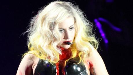 Lady Gaga taní pi vystoupení potísnná krví