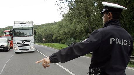 Zákaz vjezdu pro nákladní vozidla u obce Boislav idii poruují. Policejní hlídka je pokutuje.