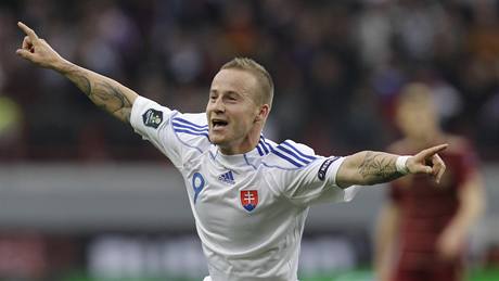 SLOVENSKÁ RADOST. Slovenský fotbalista Miroslav Stoch se raduje z gólu. SLOVENSKÁ RADOST. Slovenský fotbalista Miroslav Stoch se raduje z gólu.