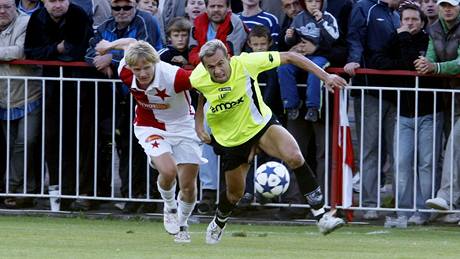 Slávista tpán Kore  (vlevo) v souboji s jedním z pardubickcýh fotbalist.