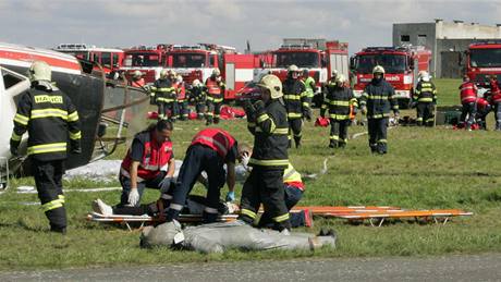 Záchranái zasahují u simulované letecké nehody na letiti v Olomouci - Needín.