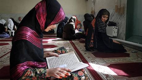 Afghánka si v kábulské meit proítá Korán