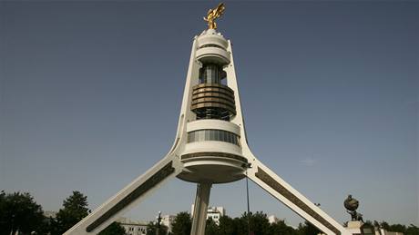 Monument v centru Ašgabatu, ze kterého nechal nový prezident sundat zlatou sochu diktátora Nijazova Monument v centru Ašgabatu, ze kterého nechal nový prezident sundat zlatou sochu diktátora Nijazova