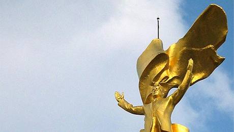 V centru Agabatu u zlatá socha diktátora Nijazova nestojí