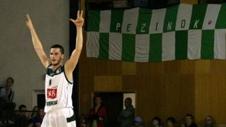 Basketbalisté Pezinka se takto radují ve slovenské lize. Dostanou podobnou anci v té esko-slovenské?