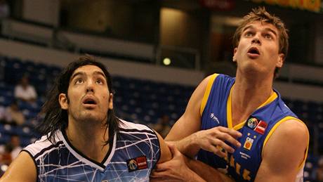 Luis Scola (vlevo) z Argentiny v podkoovém souboji s Tiagem Splitterem z Brazílie