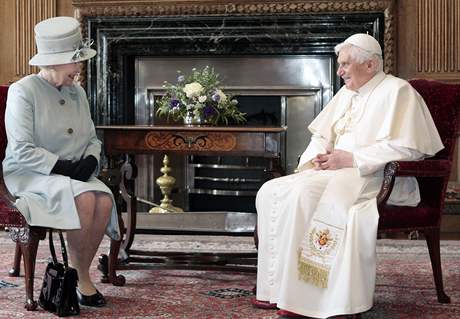 Britsk krlovna albta II. rozmlouv s papeem Benediktem XVI. v Holyrood House v Edinburghu (16. z 2010)