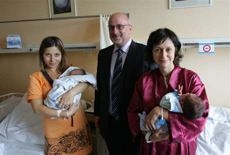 imon Kozlk je 1000. narozenm miminkem v havlkobrodsk porodnici (vlevo Andrea Strejkov s 1001. miminkem Jakubem, uprosted starosta Havlkova Brodu a vpravo maminka imona Zdenka).