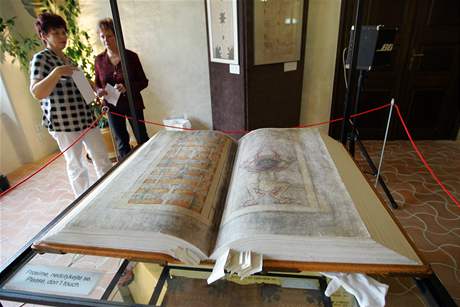 V gotickm sle jihlavsk radnice je k vidn uniktn kopie blovy bible.