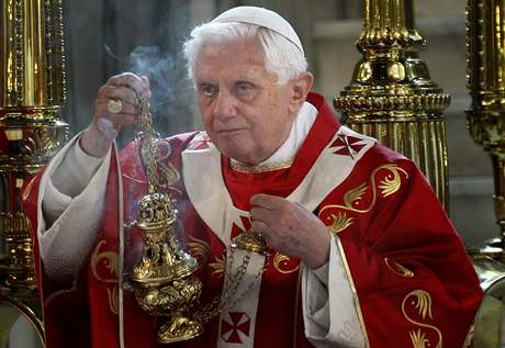 Pape Benedikt XVI. pipustil kondomy jako prevence ped onemocnním AIDS.