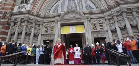 Ped Westminsterskou katedrálou v Londýn se shromádily davy lidí. Pijel pape benedikt XVI. (18. záí 2010)