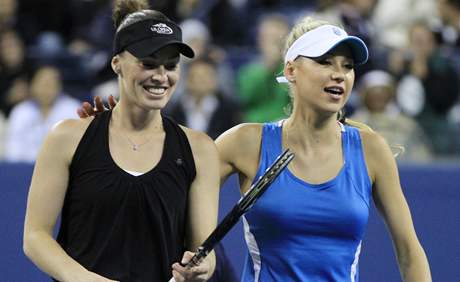 Martina Hingisov a Anna Kurnikovov pi exhibici na US Open 2010