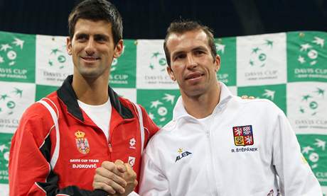 Novak Djokovi (vlevo) a Radek tpánek pi semifinále Davis Cupu v roce 2010