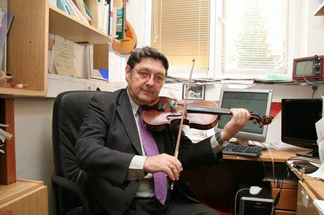 Profesor Vyskoil a jeho oblben hra na housle, kterou ostatn i vystudoval...