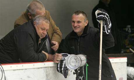 V zái reflektor. Nový trenér litvínovských hokejist Robert Reichel (vpravo) se baví se svým realizaním týmem ped focením na plakát.