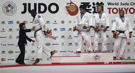 FOTIT SE NEBUDU. Teddy Riner hned po japonsk hymn opustil pdium.