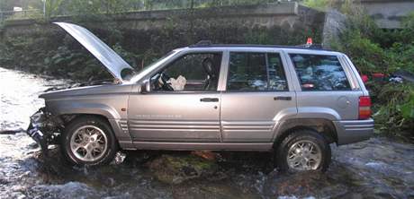 Jeep Grand Cherokee skonil v kamenitém koryt eky Moravy.