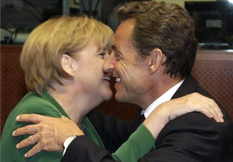 Francouzský prezident Nicolas Sarkozy s nmeckou kanclékou Angelou Merkelovou na summitu EU v Bruselu (16. záí 2010) 