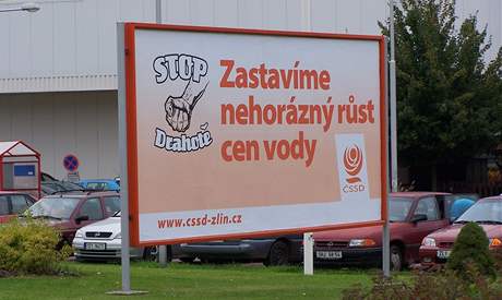 Neznámí vandalové nií politickým stranám billboardy a plakáty. Trhají je, pipisují na nich jiná hesla, pekreslují oblieje. Ilustraní foto.