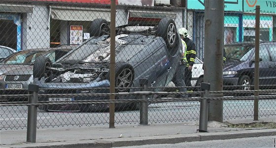 Volvo skonilo pi neghod na stee.