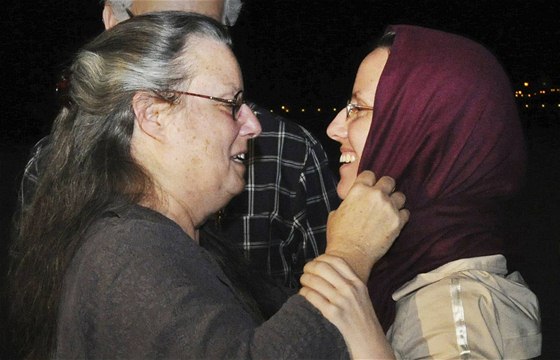 Sarah Shourdová se vítá se svojí matkou po proputní z vzení (14. záí 2010)