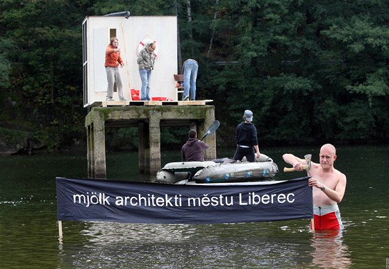 Skupina libereckých architekt Mjölk postavila na bývalém skákadle na liberecké pehrad saunu.