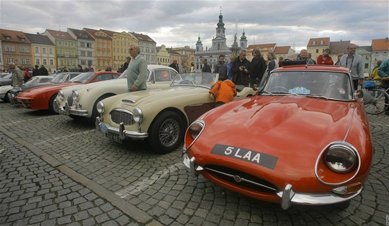 Dvaadevadesát automobil vetránské jízdy The MSA Euroclassic zaparkovalo vera na eskobudjovickém námstí Pemysla Otakara II. Její úastníci vyrazí z msta ráno na dalí etapu do Kitzbühelu