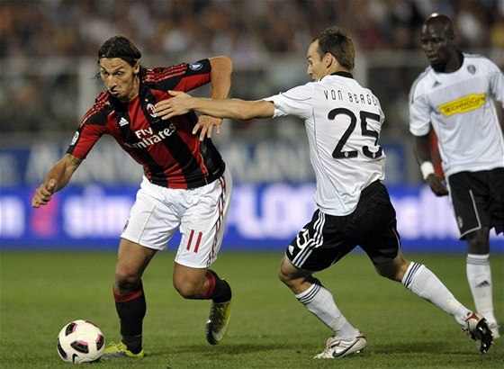 Fotbalista AC Milán Zlatan Ibrahimovi pechází pes Steva Von Bergena z Ceseny.