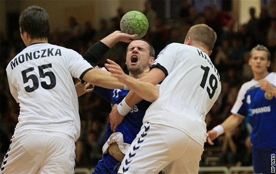 Bránící házenkái Karviné v ligovém duelu s Královým Polem, ilustraní foto