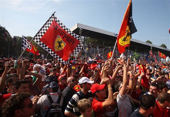 Fanouci Ferrari po Velké cen Itálie, kterou vyhrál jejich jezdec Fernando Alonso.