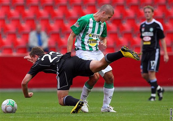 Píbramský Tomá Borek padá po souboji s Igorem Drdíkem z Bohemians 1905. 