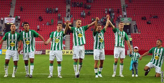 Fotbalisté Bohemians 1905 dkují po ligovém utkání svým fanoukm