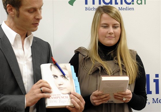Rakuanka Natascha Kampuschová ve Vídni pedítala ze své knihy o ivot v zajetí (9. záí 2010).