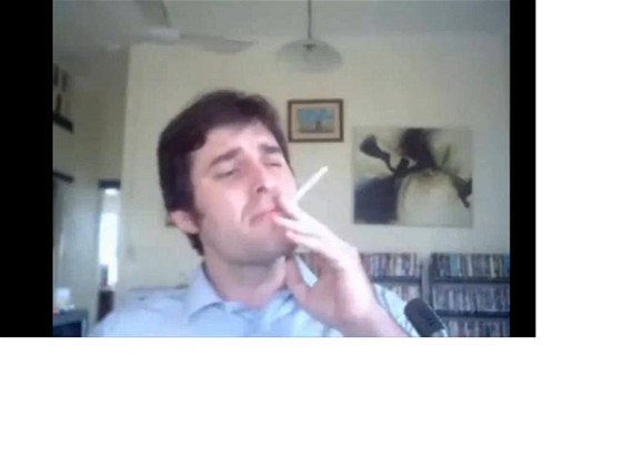 Australan Alex Stewart kouí cigaretu ubalenou ze stránek BIble (11. záí 2010)