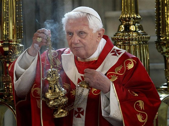 Pape Benedikt XVI. pipustil kondomy jako prevence ped onemocnním AIDS.