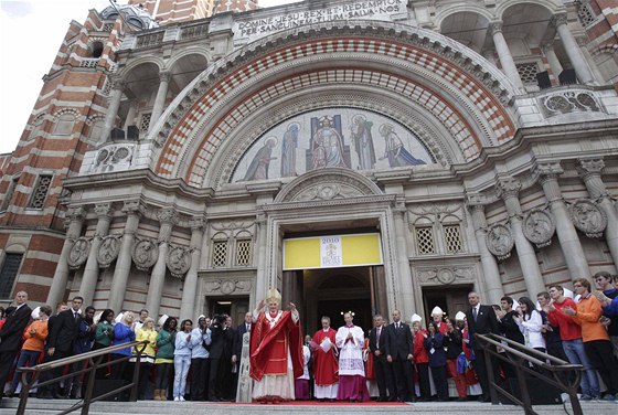 Ped Westminsterskou katedrálou v Londýn se shromádily davy lidí. Pijel pape benedikt XVI. (18. záí 2010)