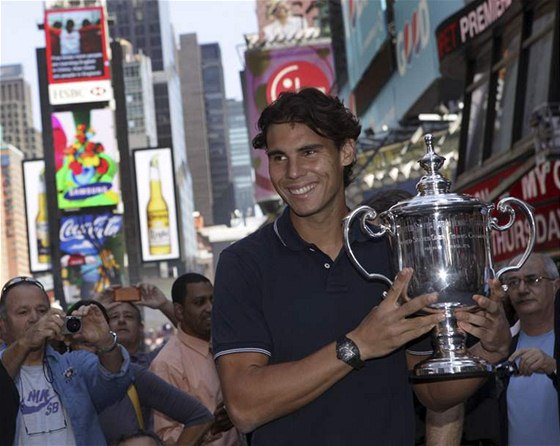 Rafael Nadal ukazuje trofej pro ampiona US Open na newyorském Times Square