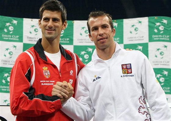 Novak Djokovi (vlevo) a Radek tpánek pi semifinále Davis Cupu v roce 2010