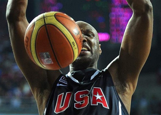 Lamar Odom z USA smeuje bhem finále mistrovství svta