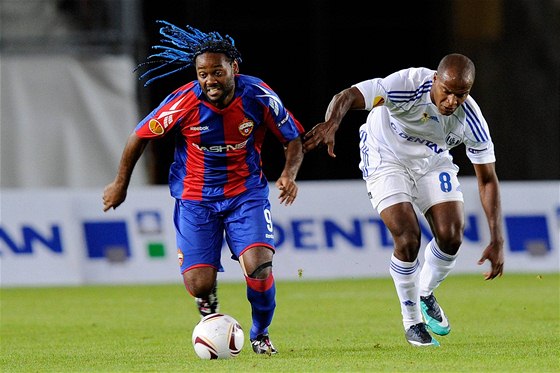 Vagner Love, útoník CSKA Moskva (vlevo), v souboji se Silviem Carlosem z Lausanne