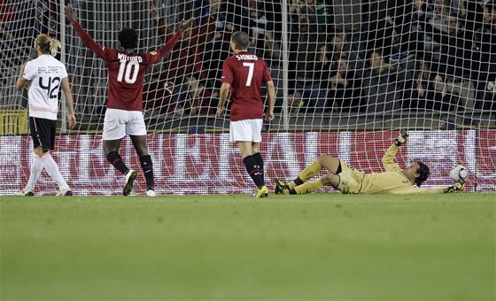 Sparanský útoník Bony Wilfried (s íslem 10) se raduje ze svého gólu proti Palermu